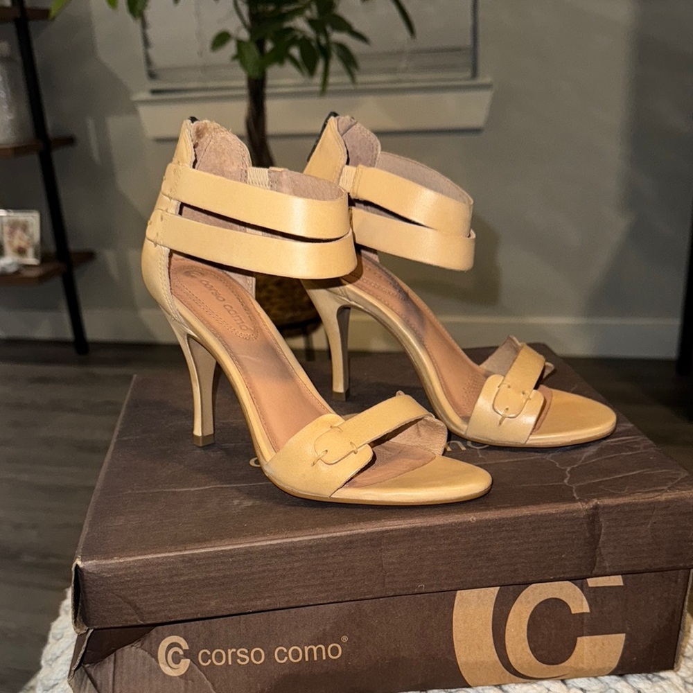 Corso Como Women's Tan Heeled Sandals